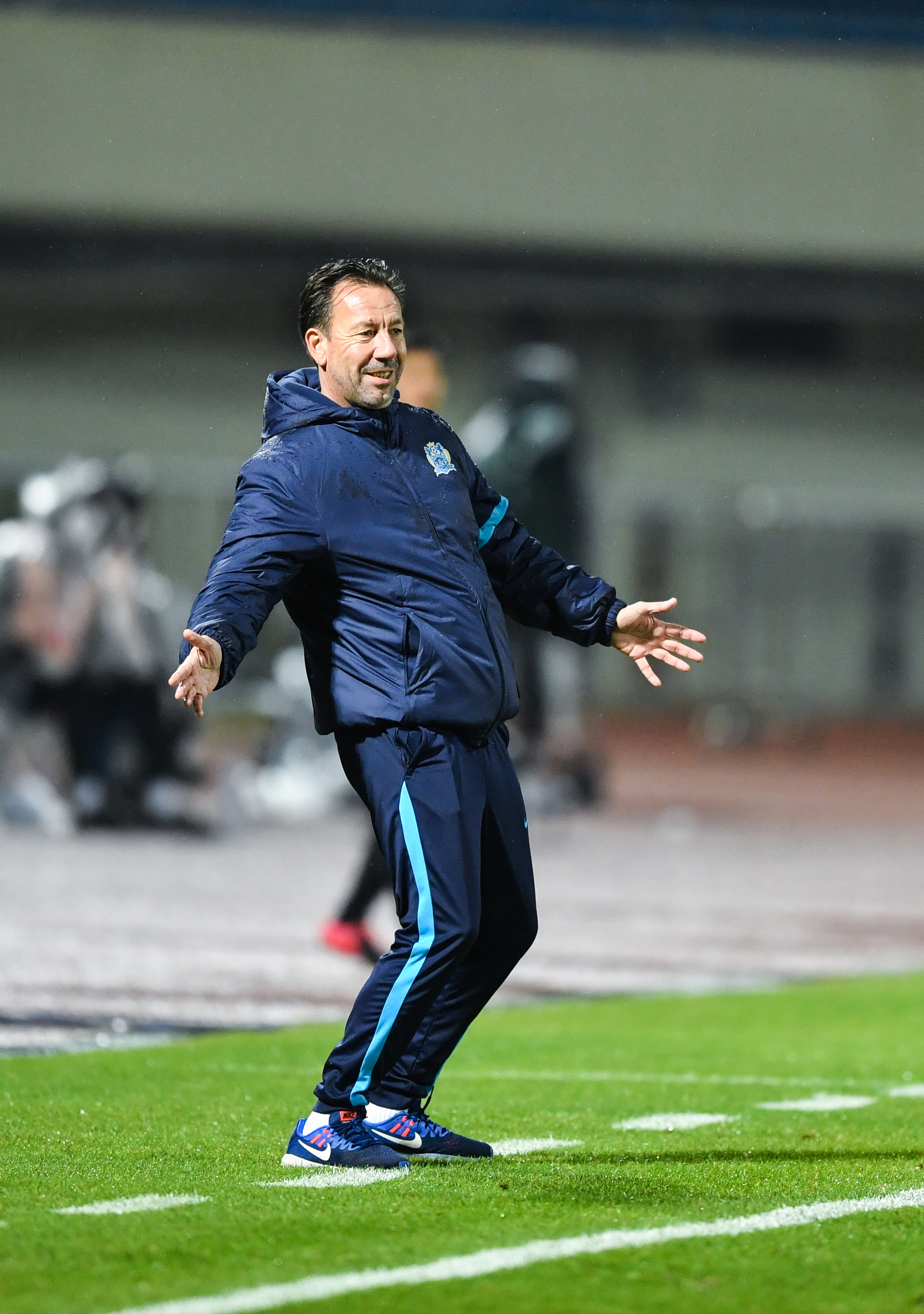 爱游戏下载-中超今晚走向成谜，广州队止住颓势，压力陡增，身体对抗强度拉满(广州队最新消息中甲)